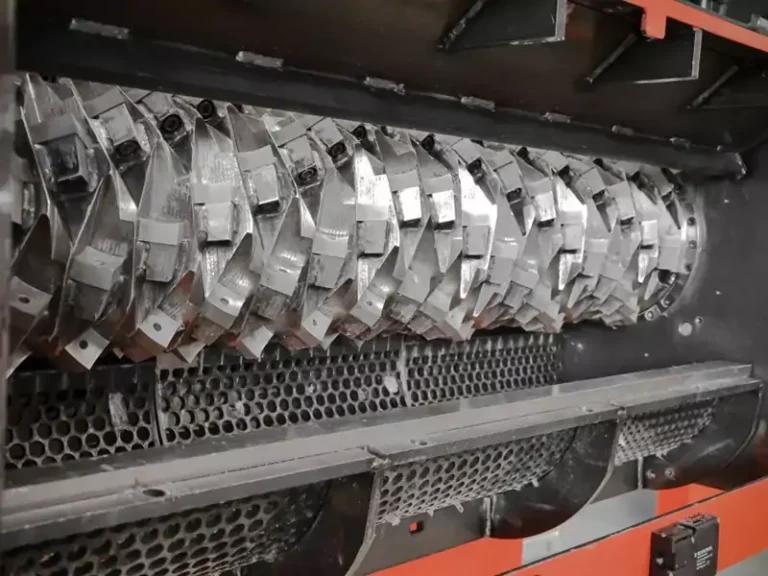 Screen basket swivels downwards for single shaft shredder